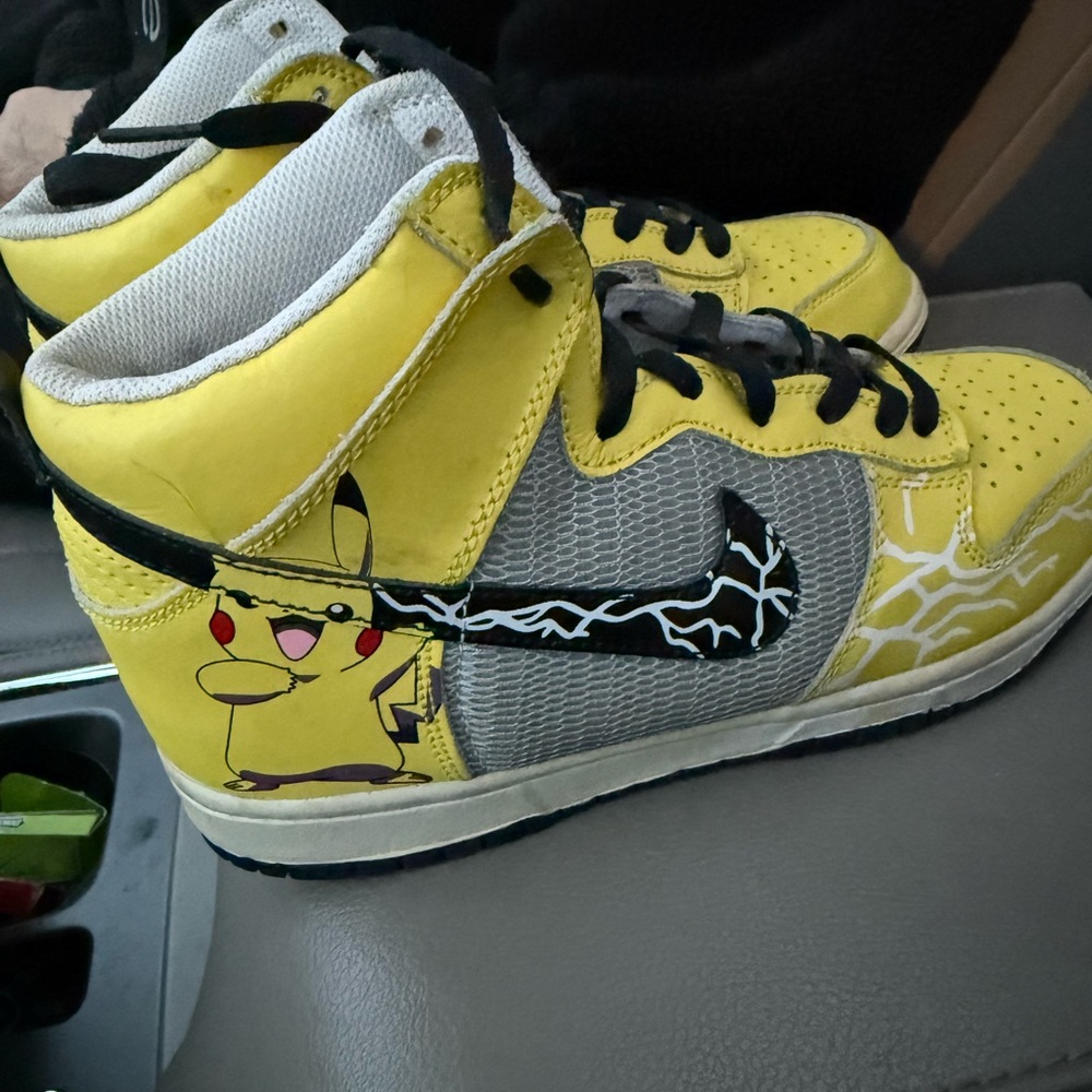 Nike swoosh big kids size 7 pikachu sneakers